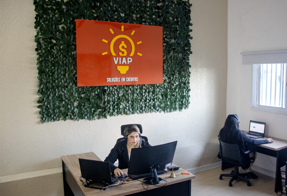 Escritório da VIAP com equipe atendendo clientes